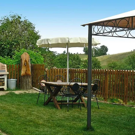 公寓 Apartment In Montefortino With Pool